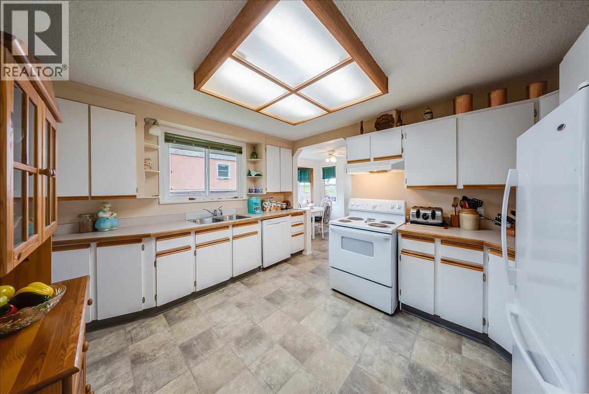 2038 Sixth Avenue, Trail