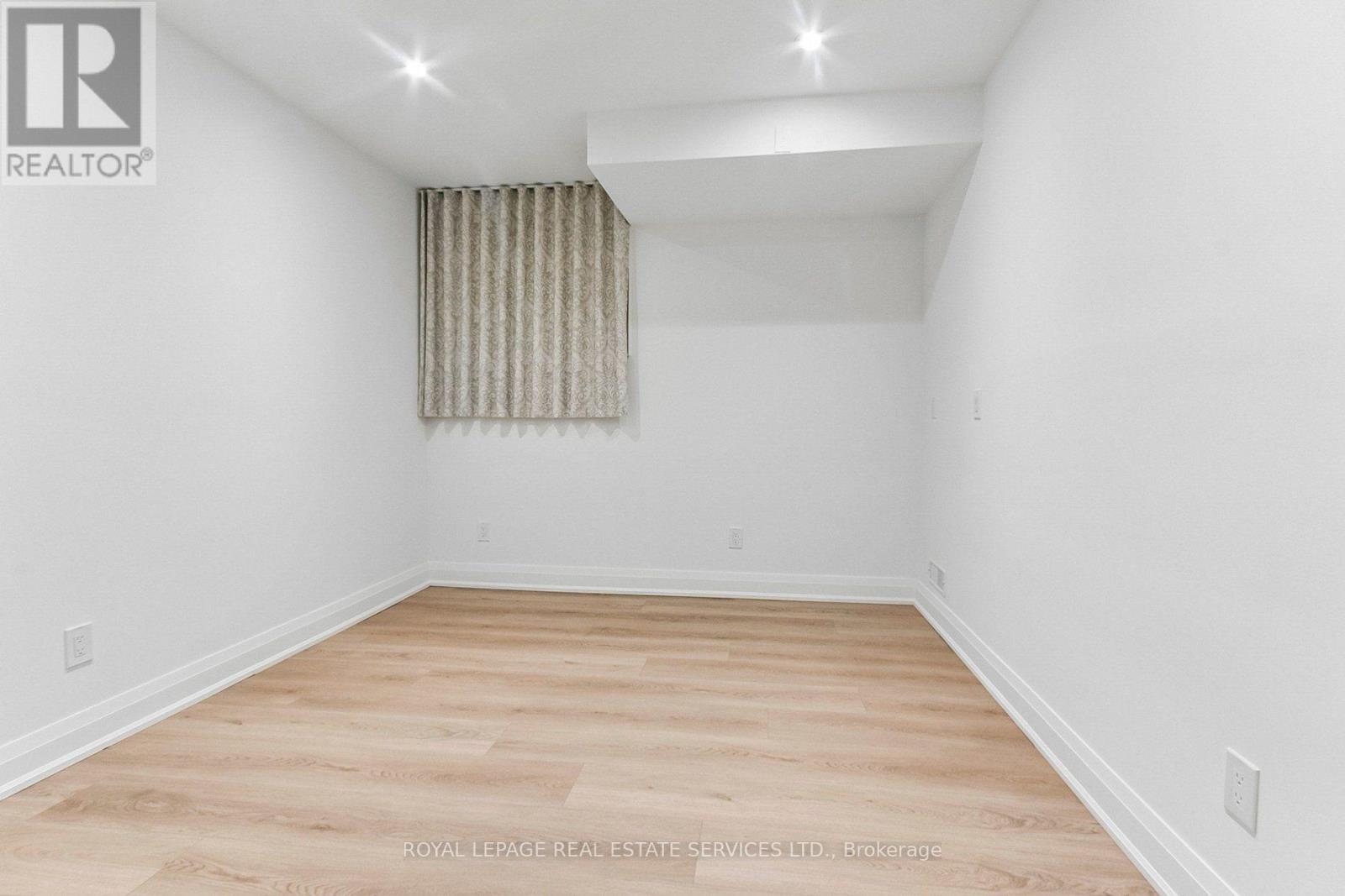 42 RYKERT CRESCENT - 40