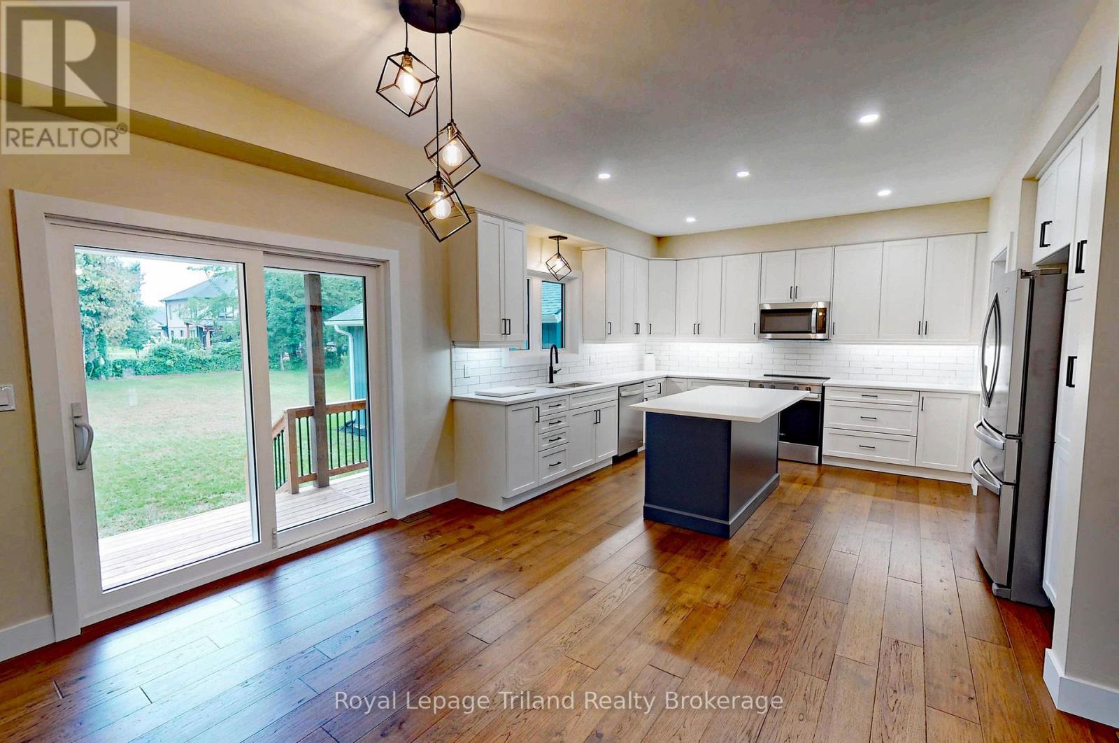 276 MAIN STREET W - 5