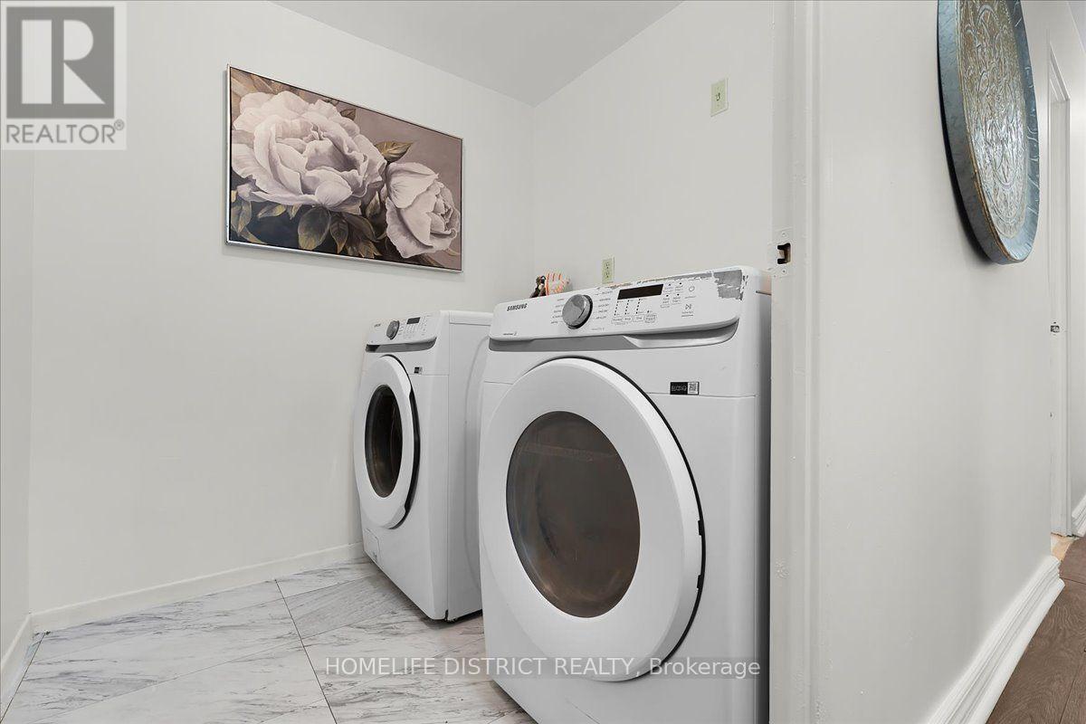 #404 3420 EGLINTON AVENUE E - 28