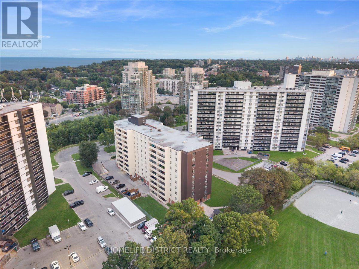 #404 3420 EGLINTON AVENUE E - 35