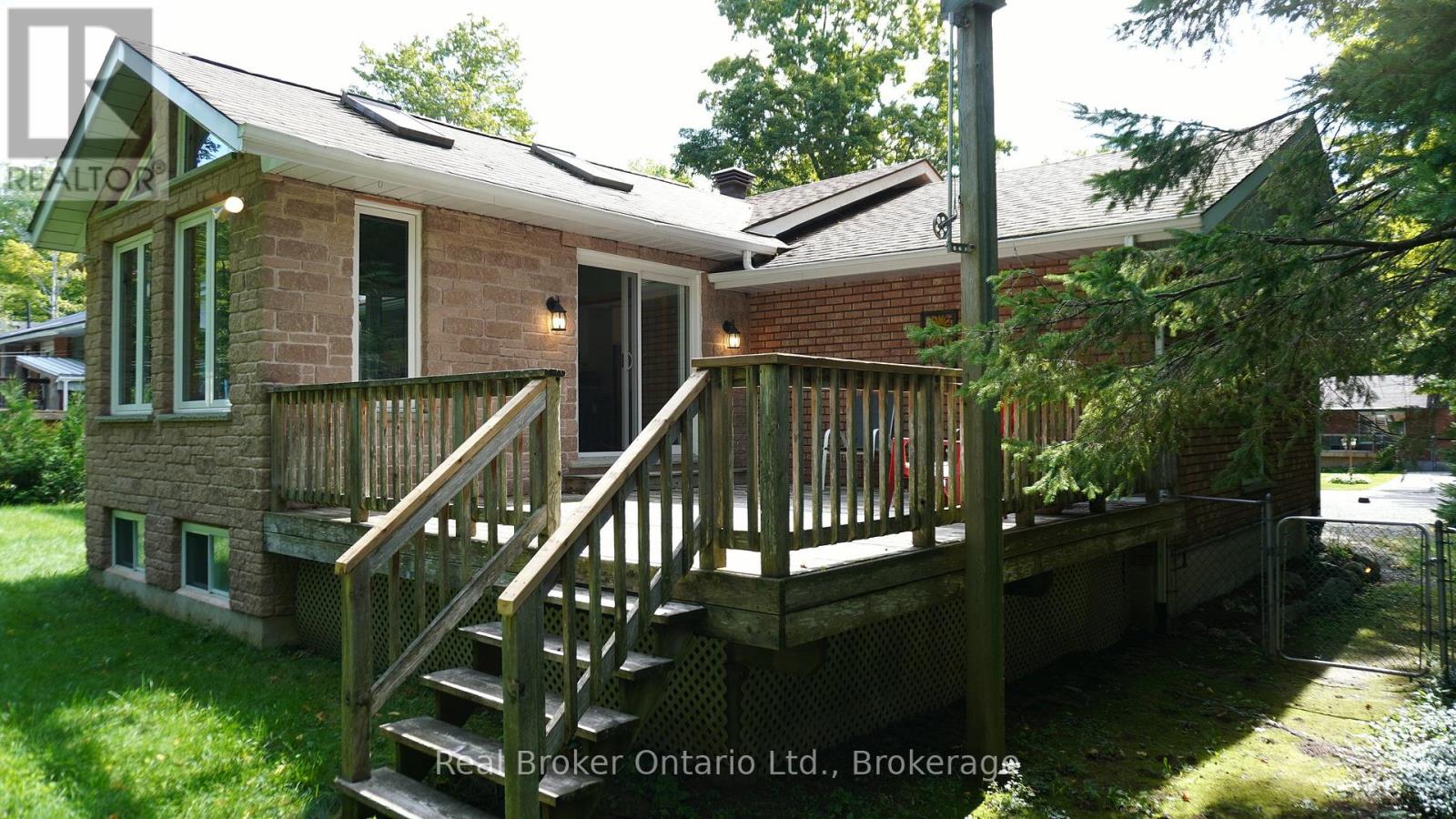 16 MUNDY AVENUE - 26