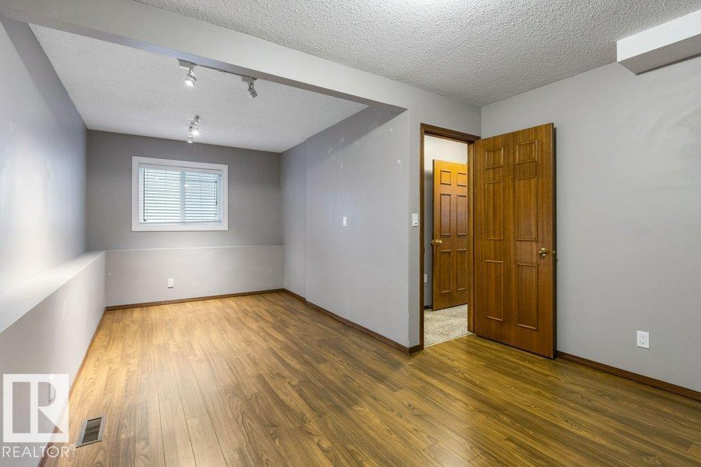 25 WELLAND CR - Image 24