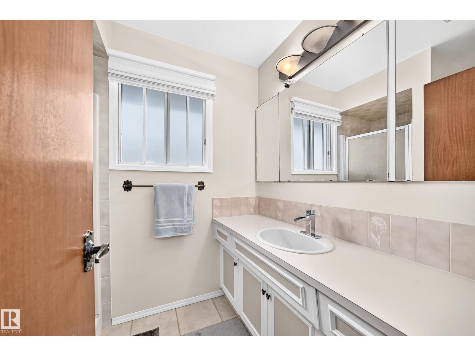 23 WOODLANDS RD - 31