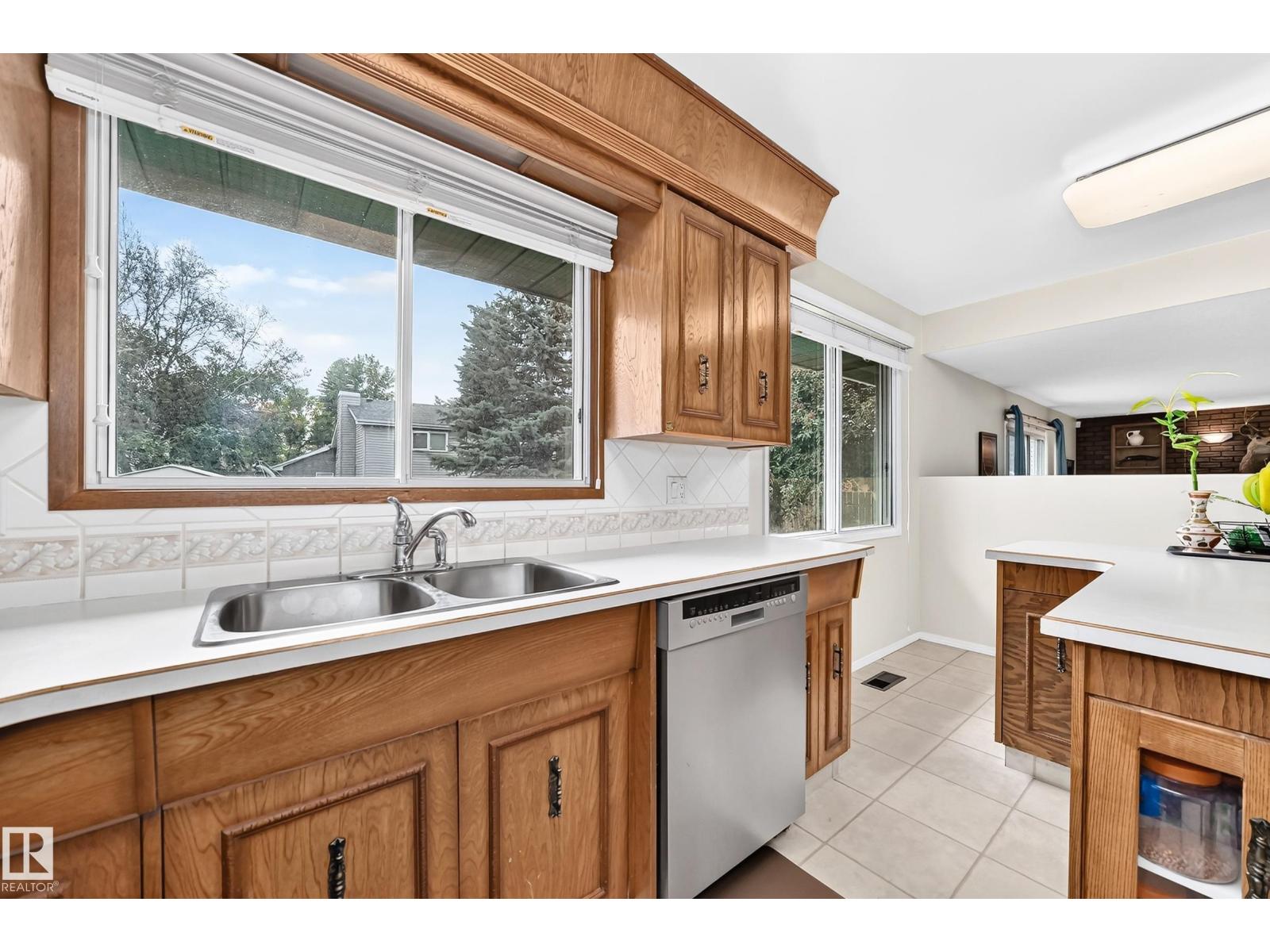 23 WOODLANDS RD - 9