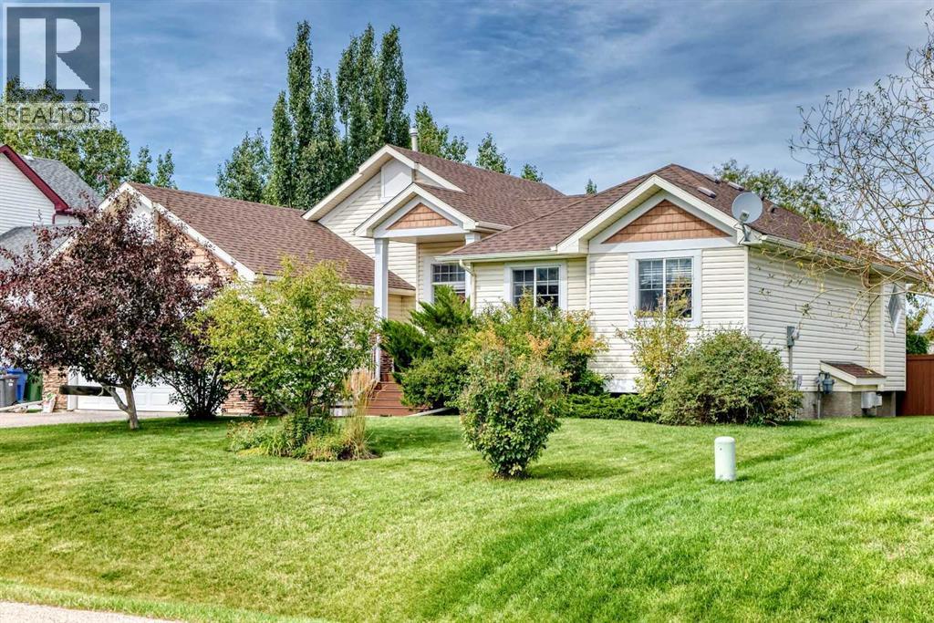 27 Lloyd Crescent NE - 2