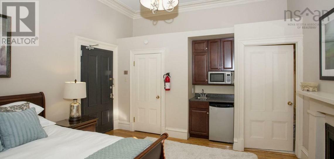 1266 Queen Street - 12