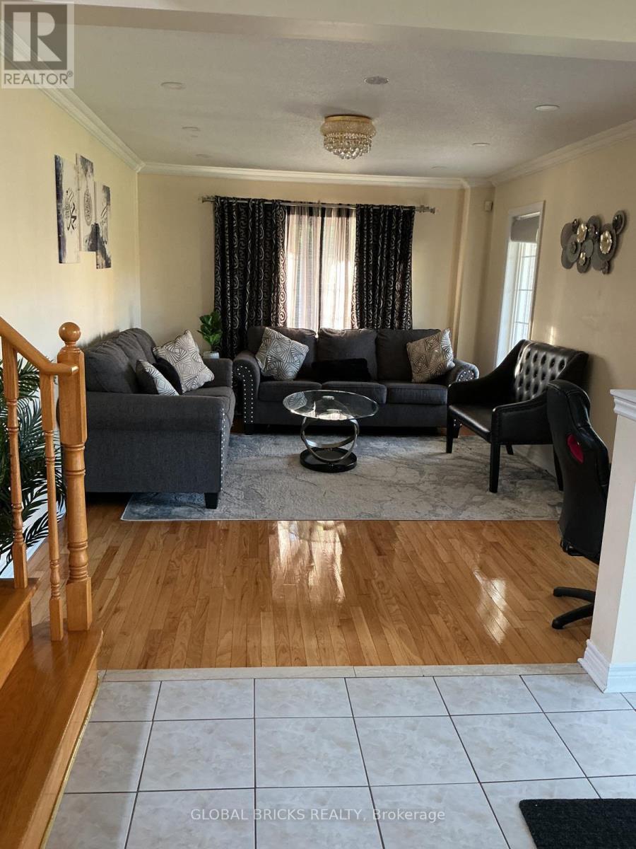 1 Rampart Crescent, Whitby, ON photo 3