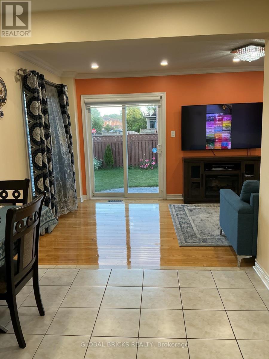 1 Rampart Crescent, Whitby, ON photo 4