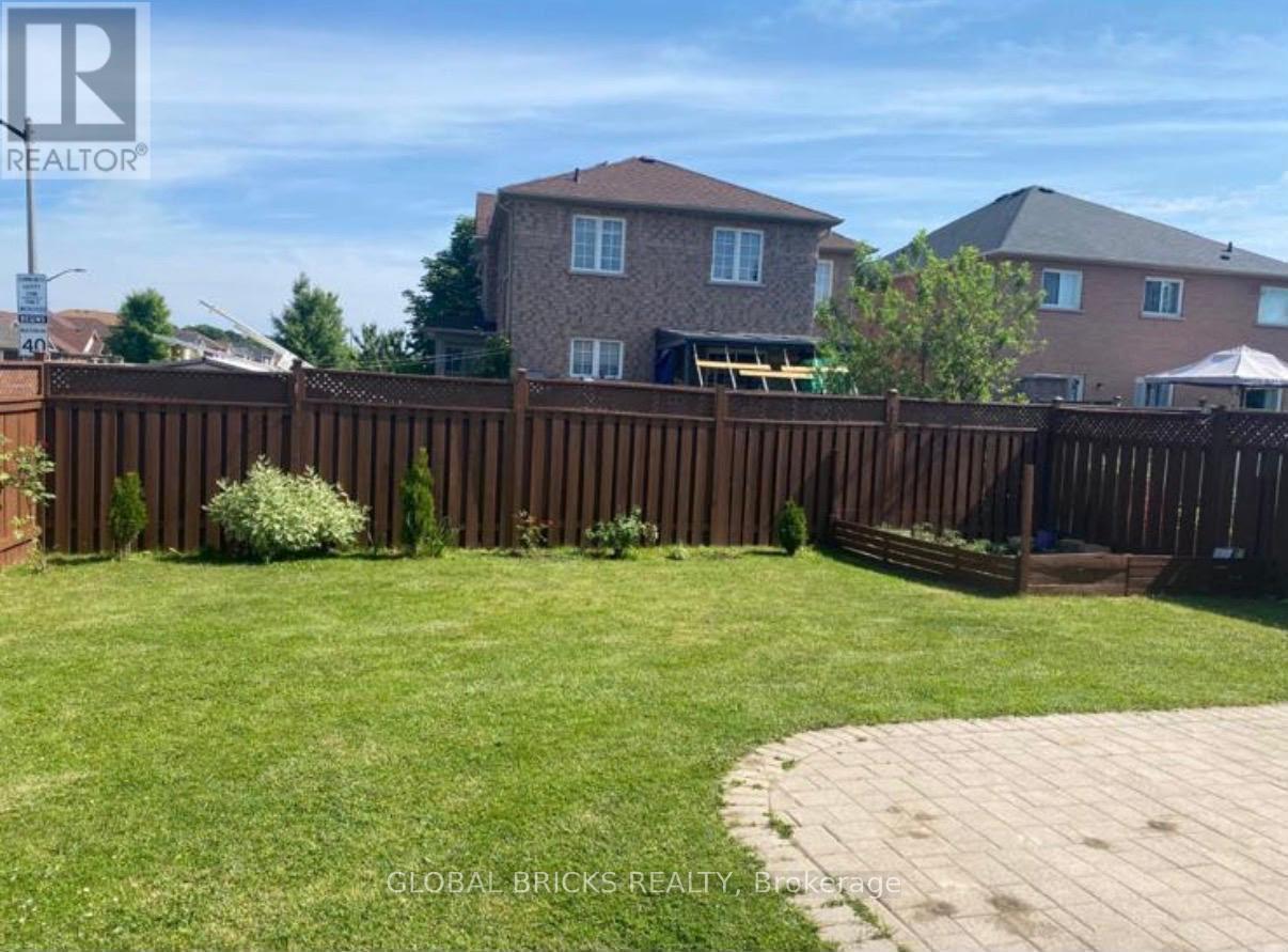 1 Rampart Crescent, Whitby, ON photo 5