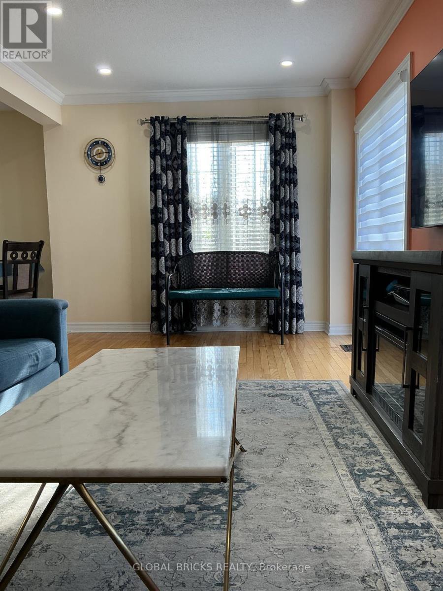 1 Rampart Crescent, Whitby, ON photo 8
