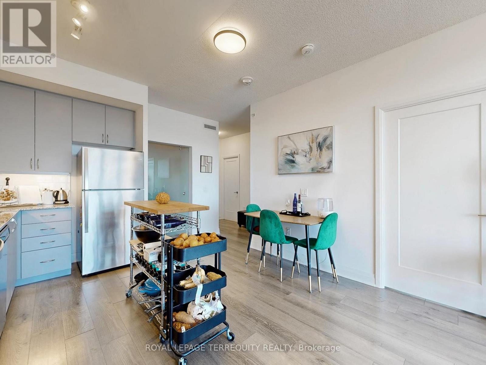 #1110 3220 SHEPPARD AVENUE E - 11