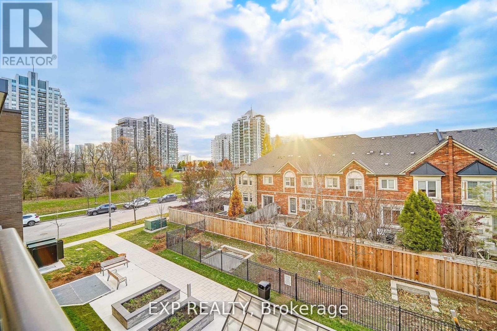 8 Beverley Glen Boulevard — photo 32