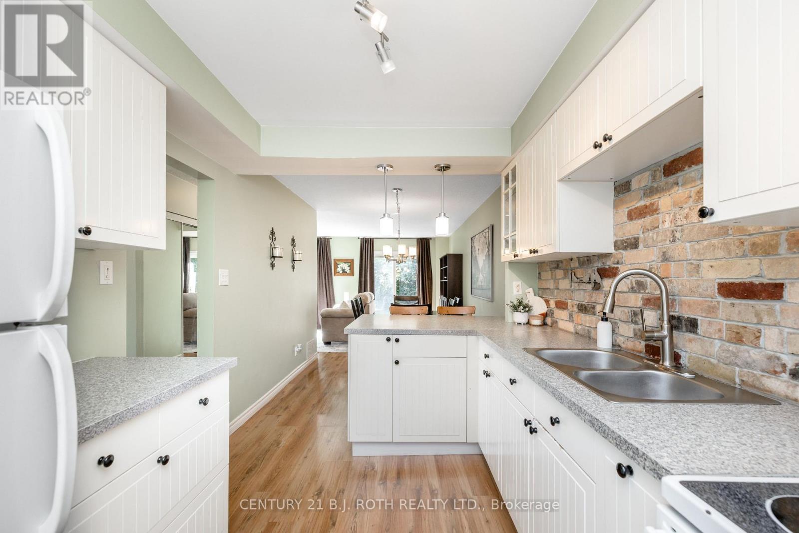 #31 52 ADELAIDE STREET - Image 11
