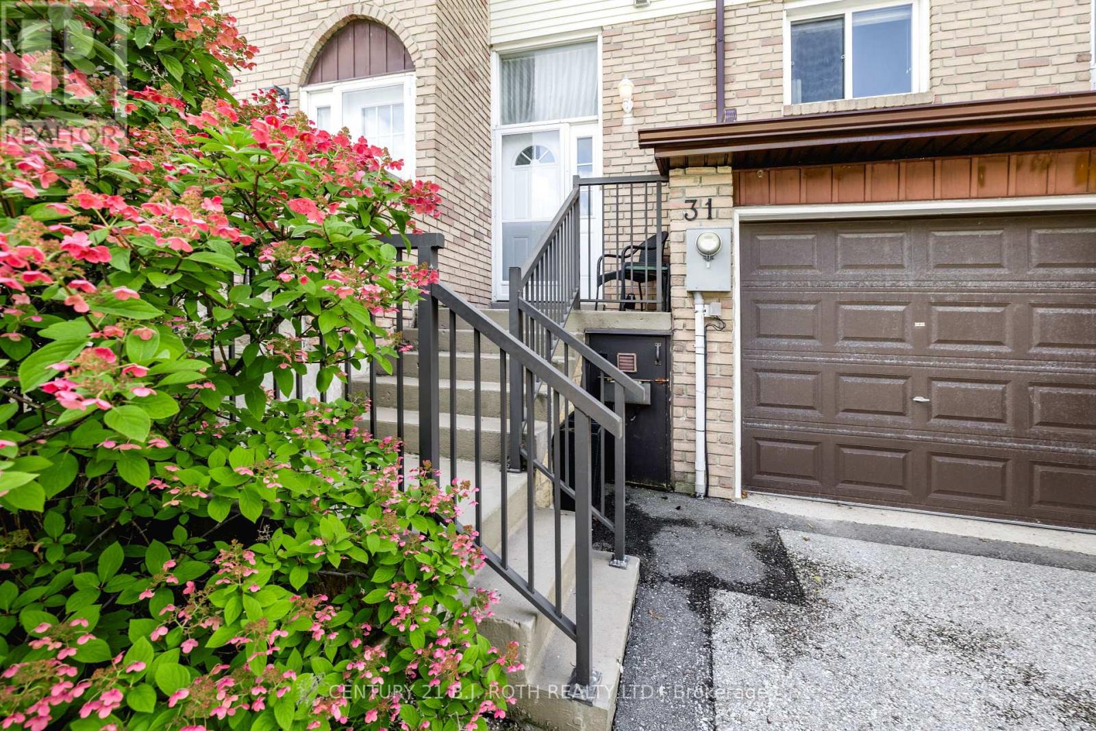#31 52 ADELAIDE STREET - 2
