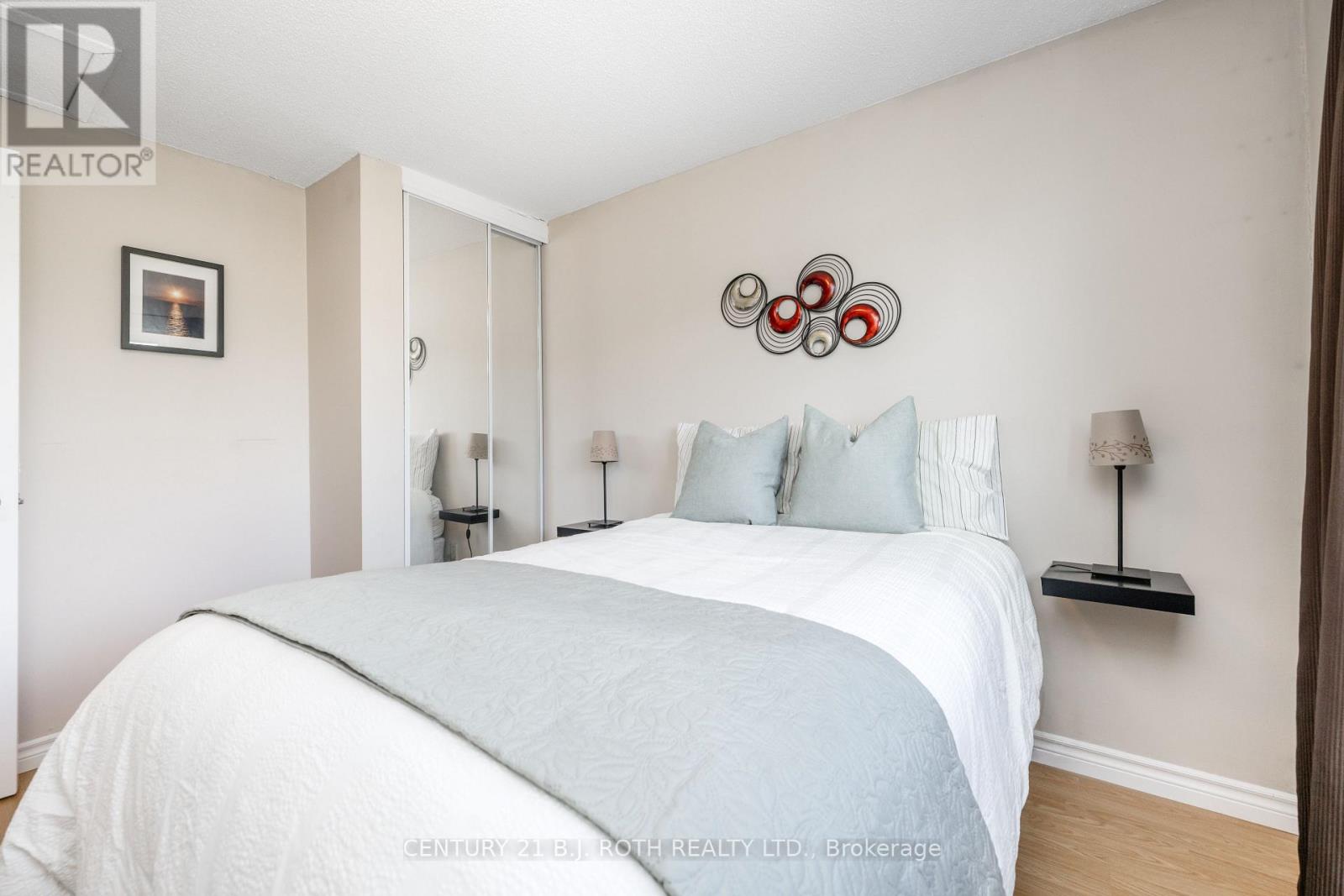 #31 52 ADELAIDE STREET - 22