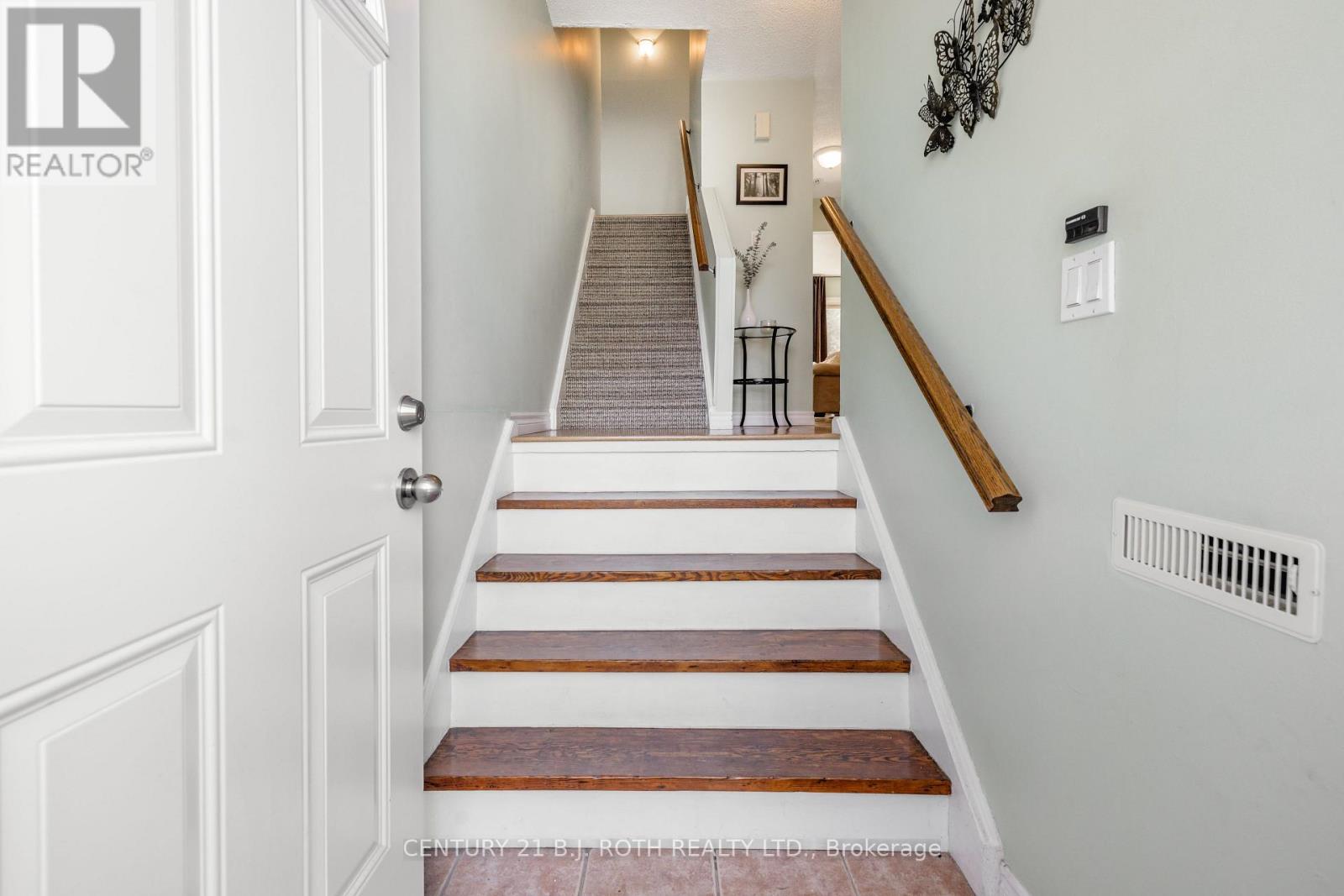 #31 52 ADELAIDE STREET - Image 3