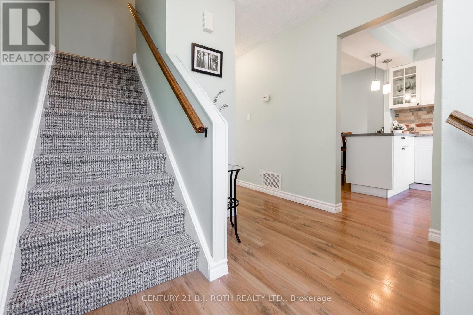 #31 52 ADELAIDE STREET - 4