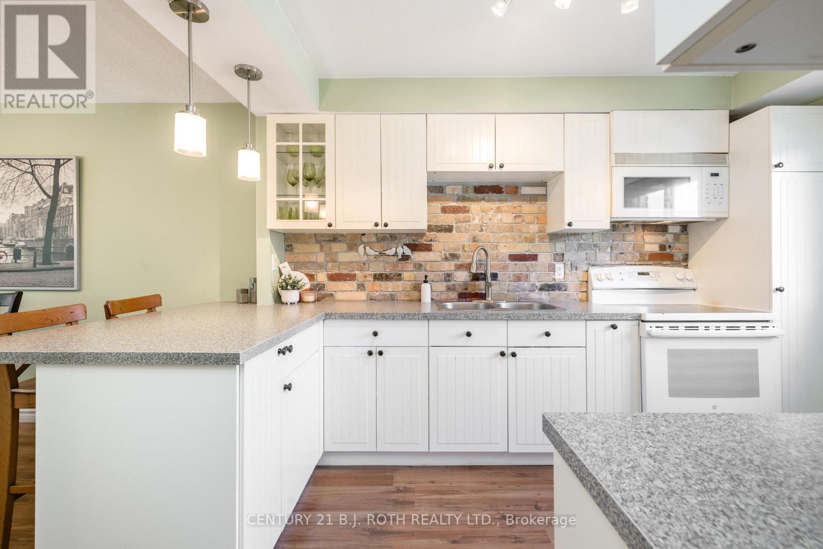 #31 52 ADELAIDE STREET - 9