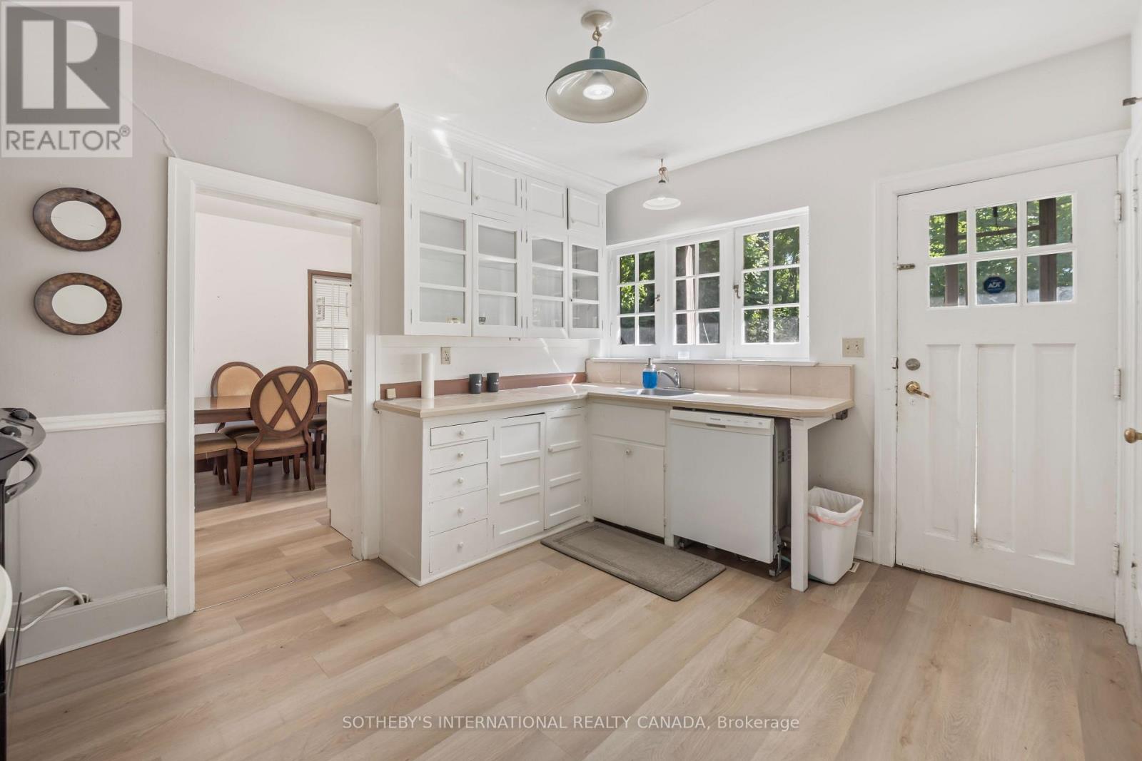 1462 HURONTARIO STREET - 12