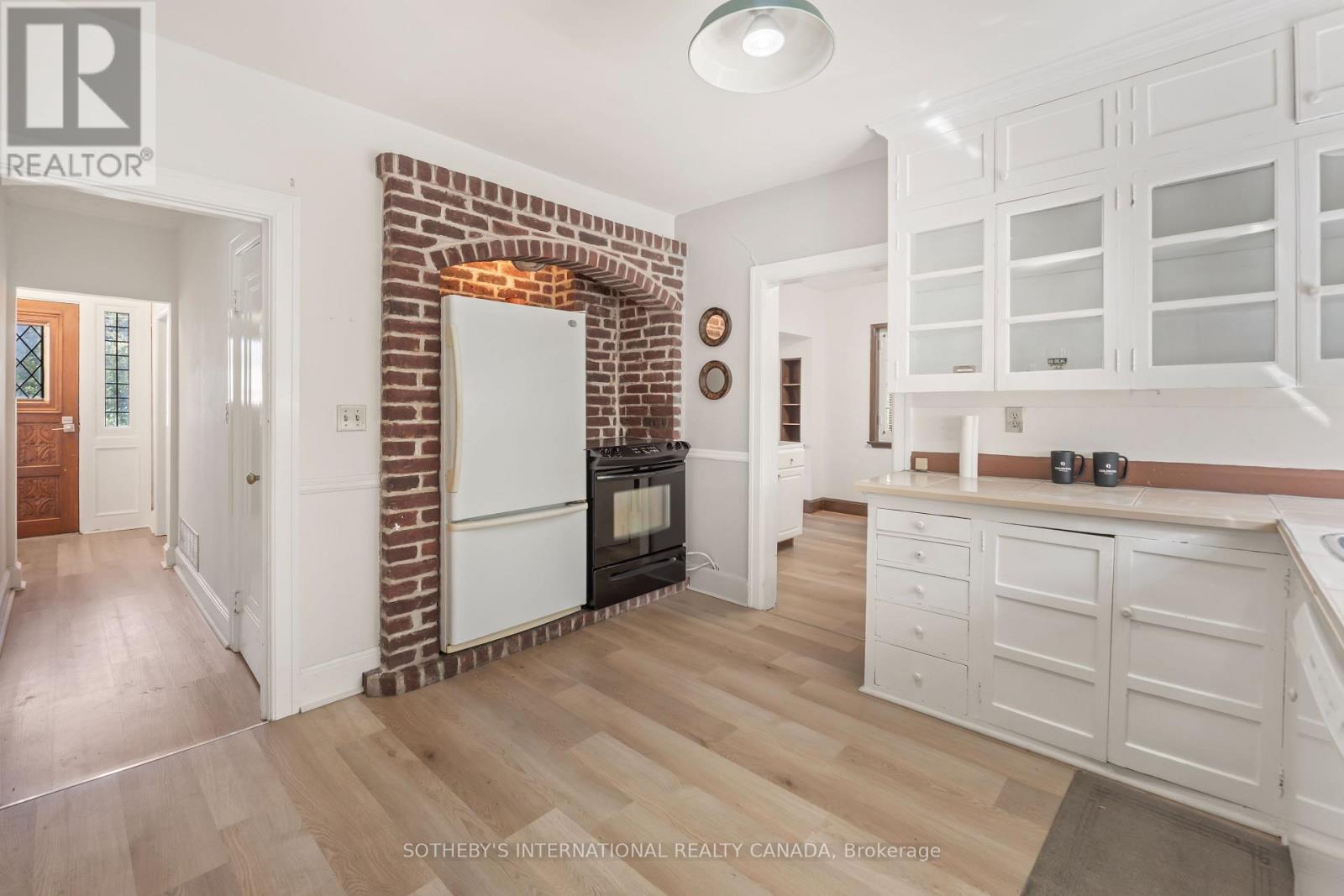 1462 HURONTARIO STREET - 13