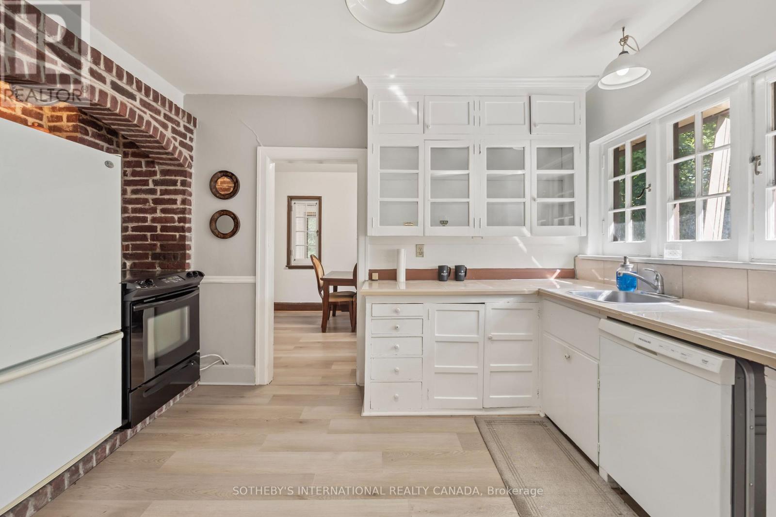 1462 HURONTARIO STREET - 14