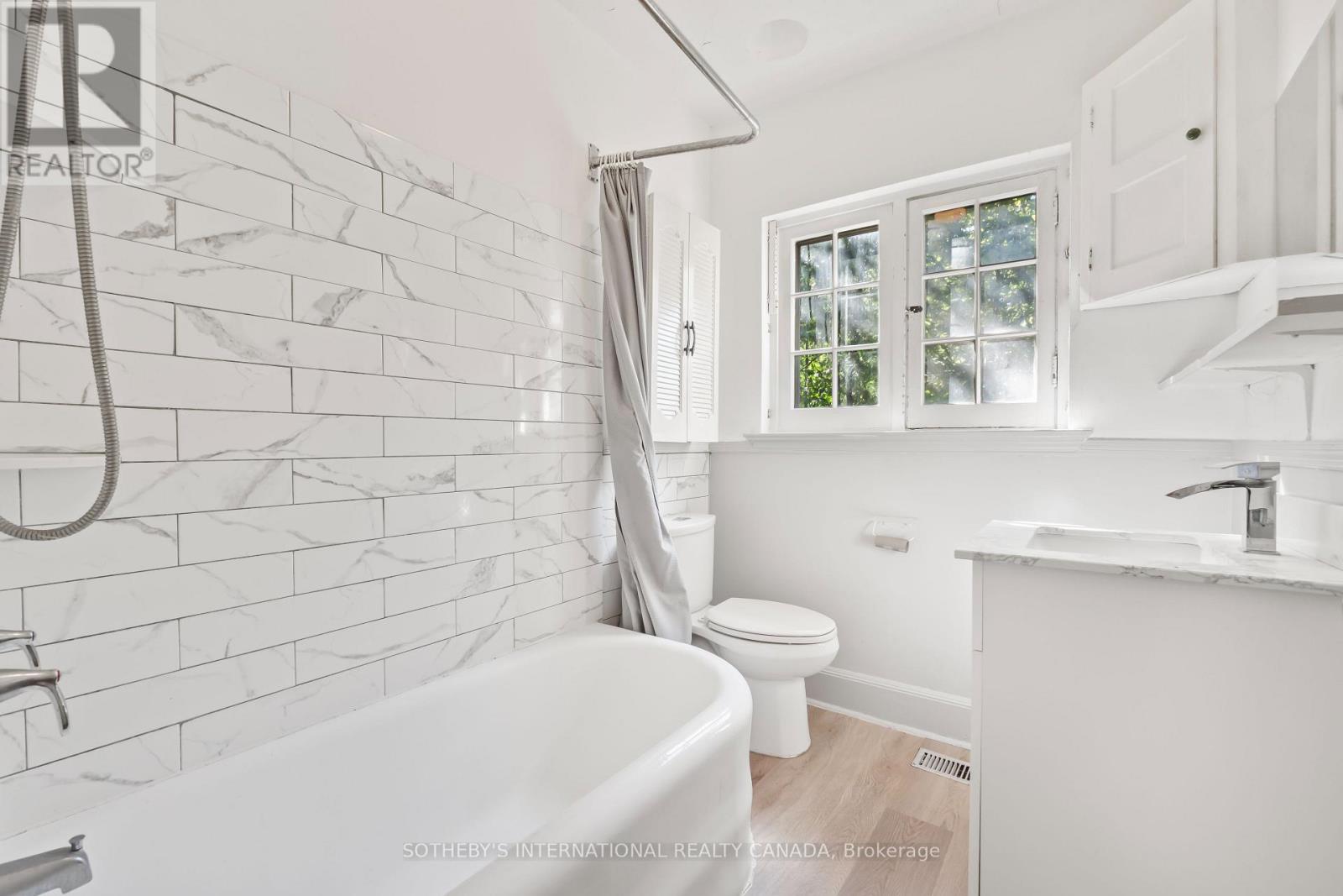 1462 HURONTARIO STREET - 16