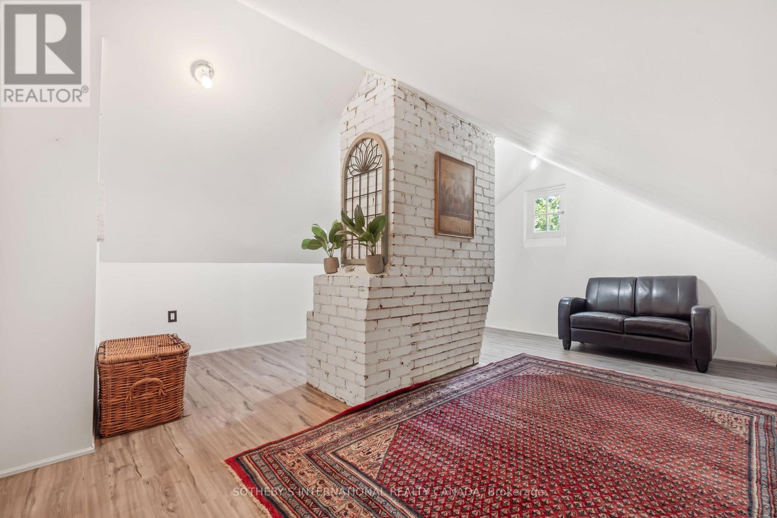 1462 HURONTARIO STREET - 23