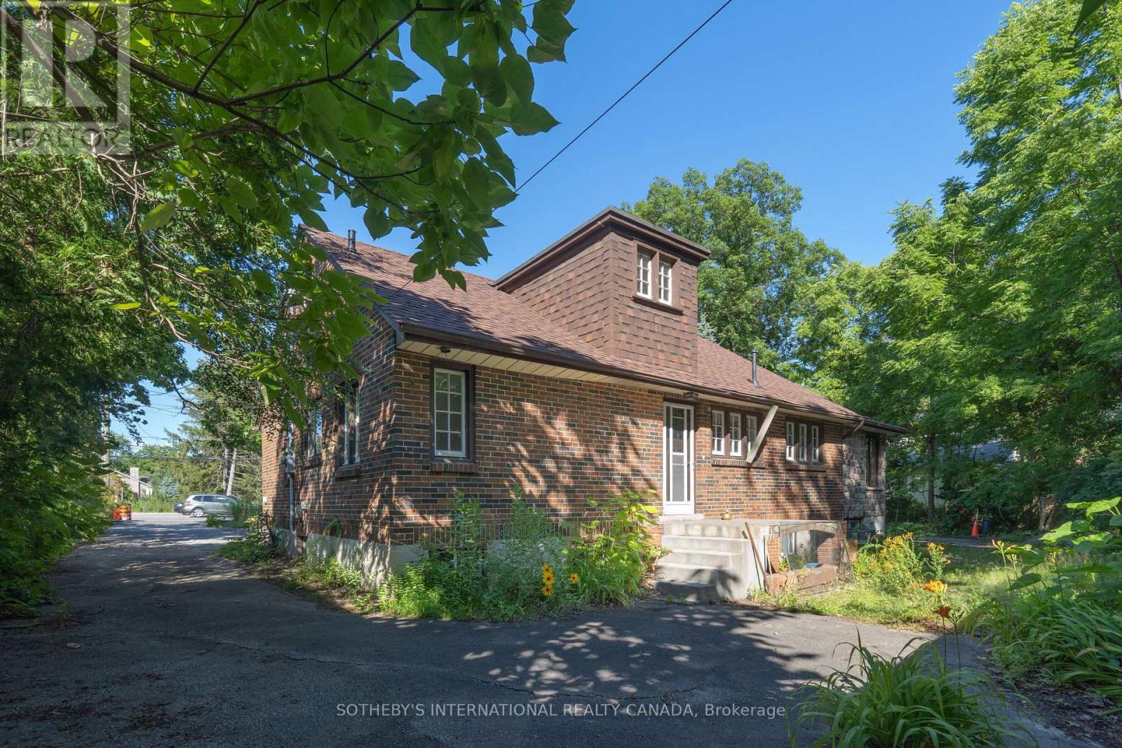 1462 HURONTARIO STREET - 25