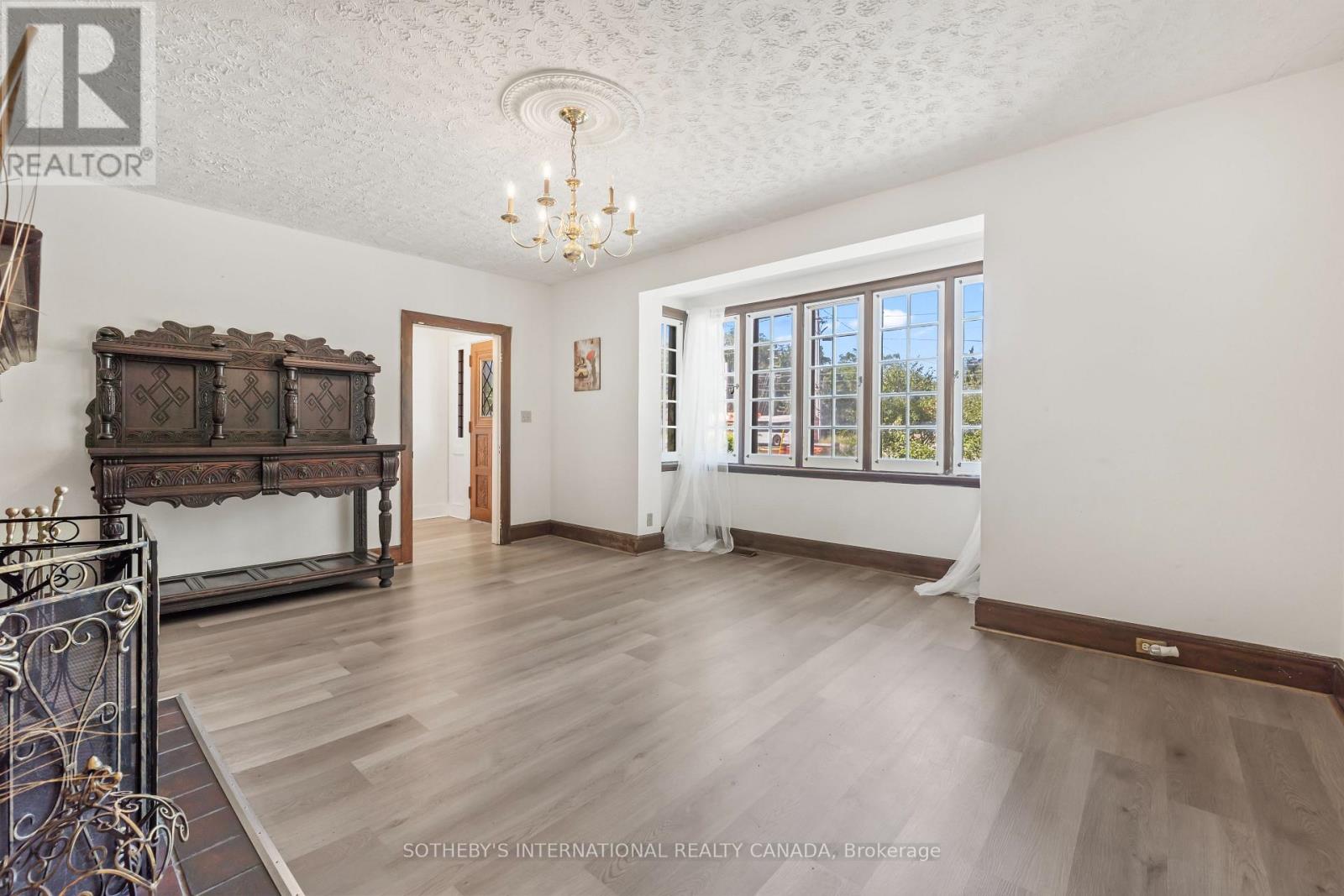 1462 HURONTARIO STREET - 7