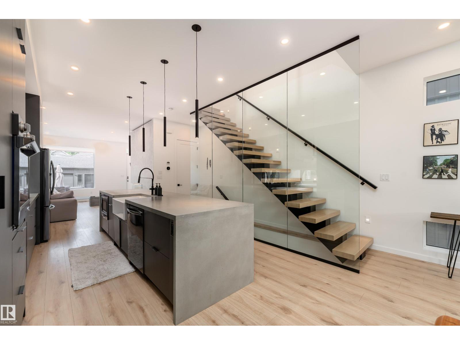 10138 90 ST NW - 8