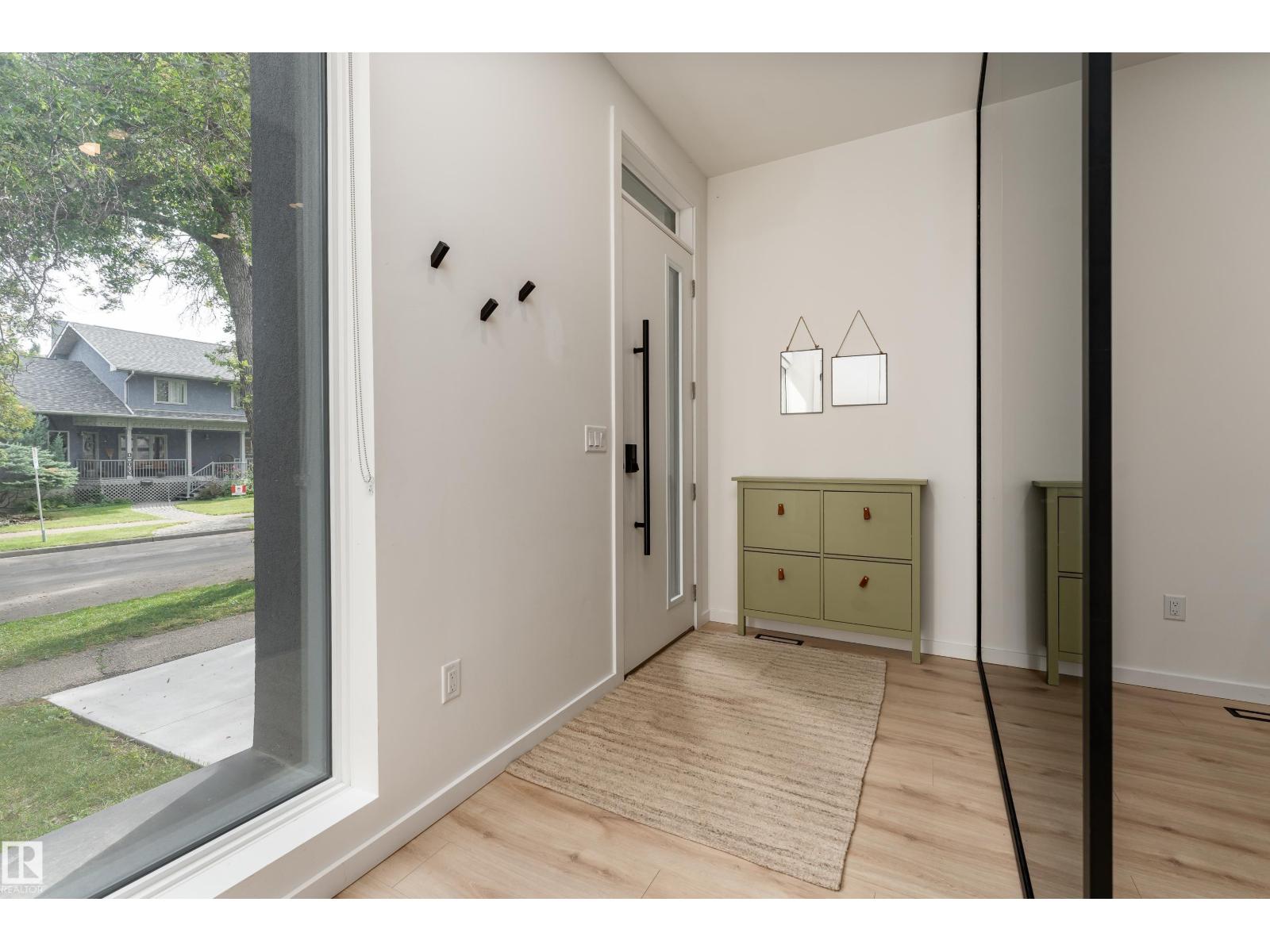 10138 90 ST NW - 4