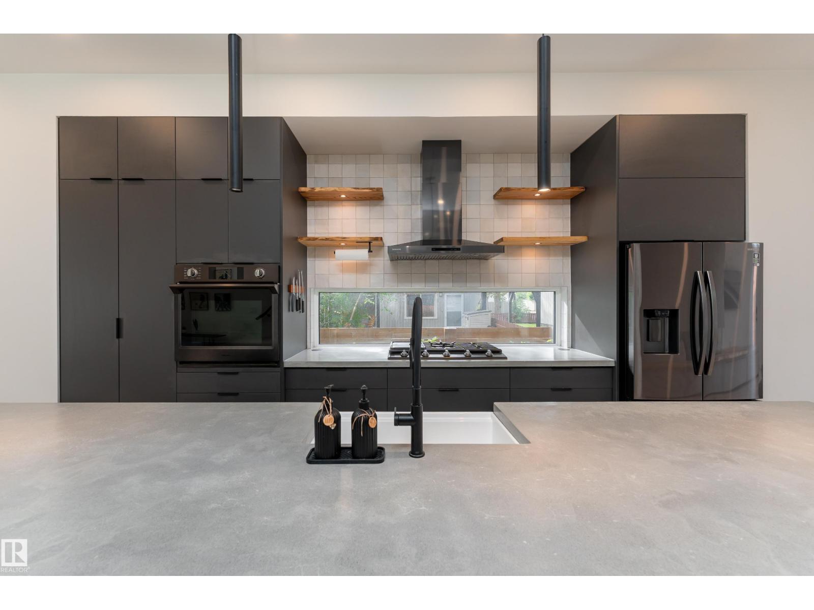 10138 90 ST NW - 10