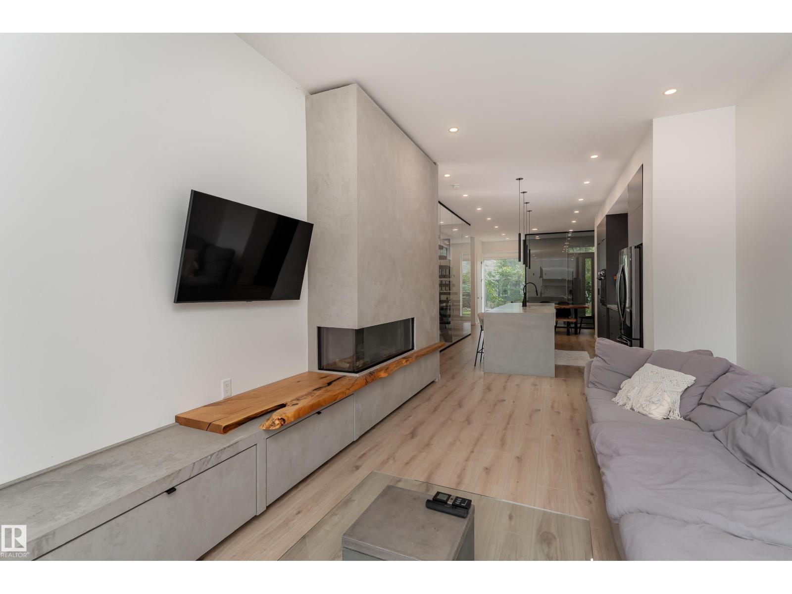 10138 90 ST NW - 16
