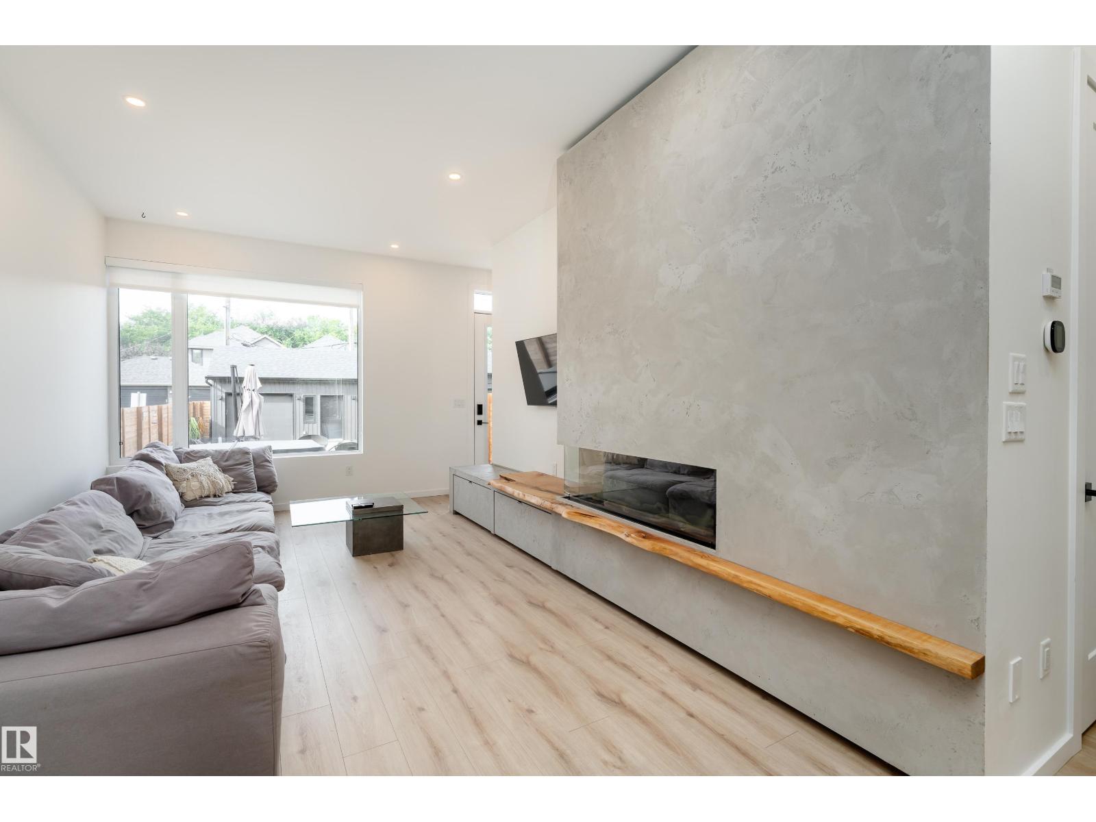 10138 90 ST NW - 14