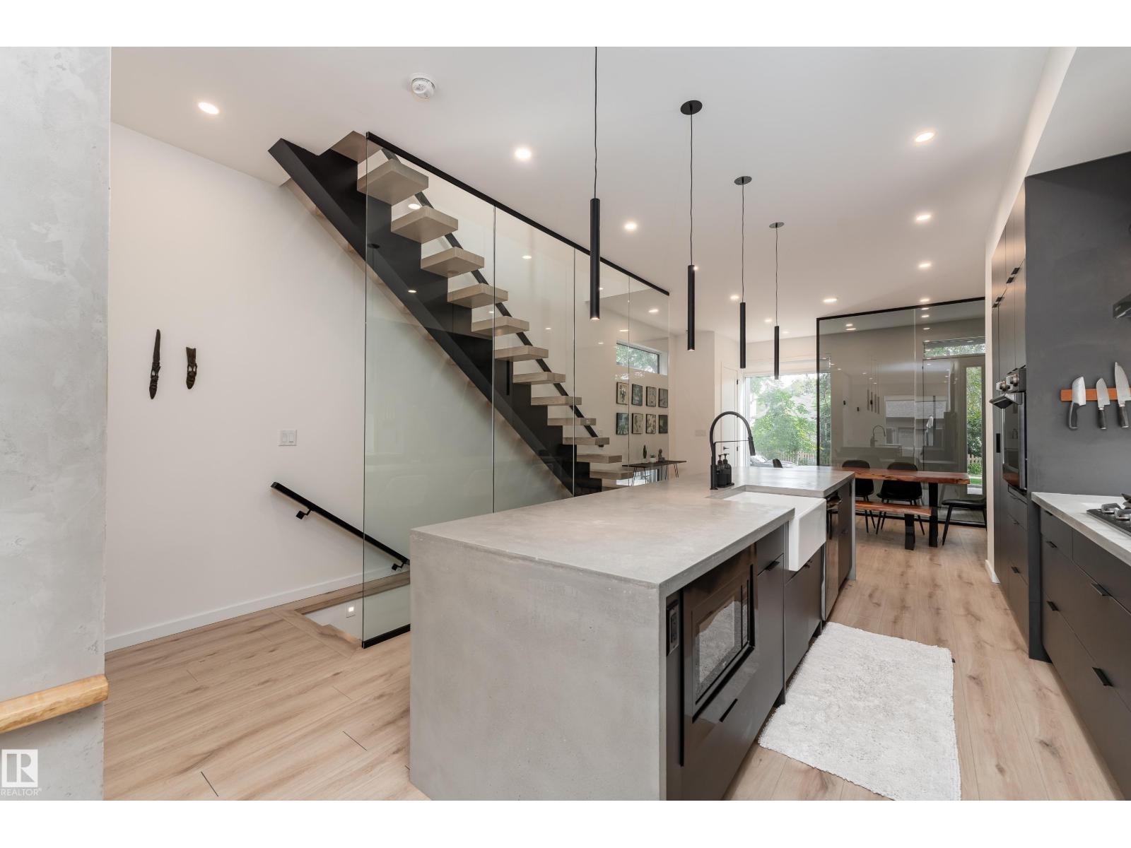 10138 90 ST NW - 12