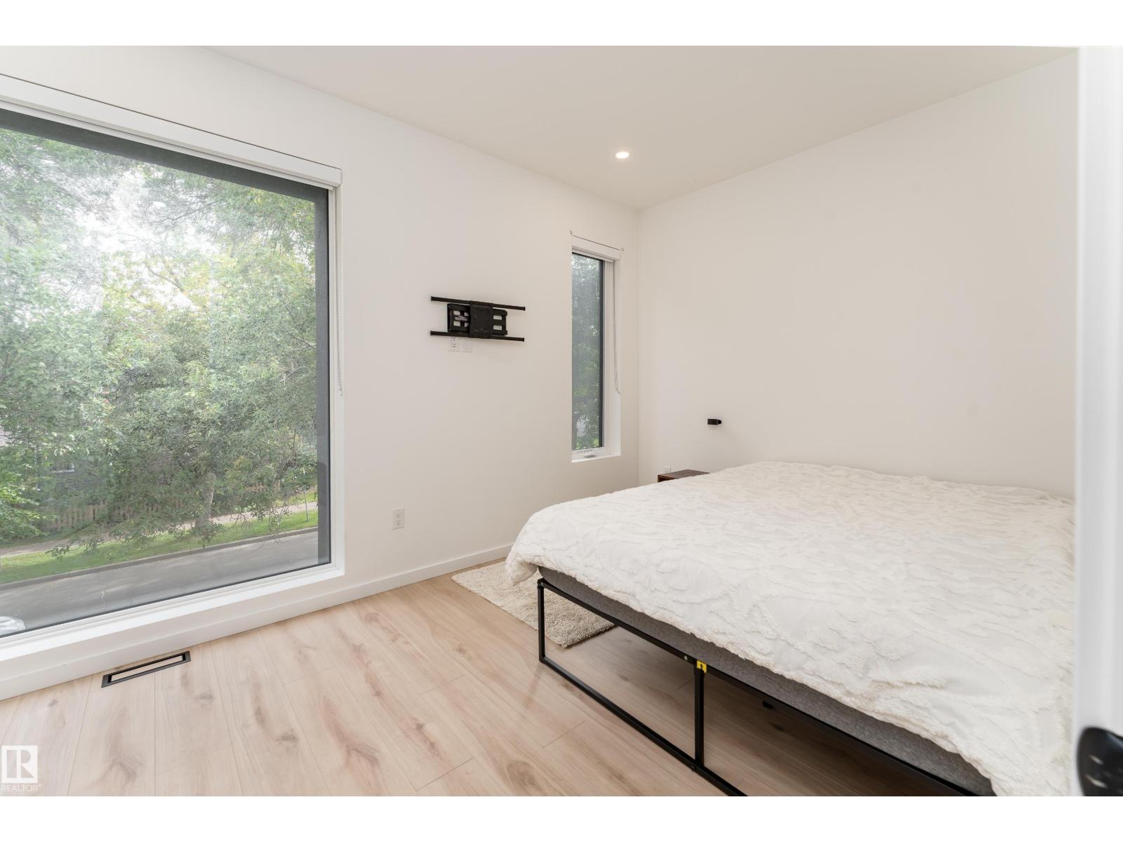 10138 90 ST NW - 29