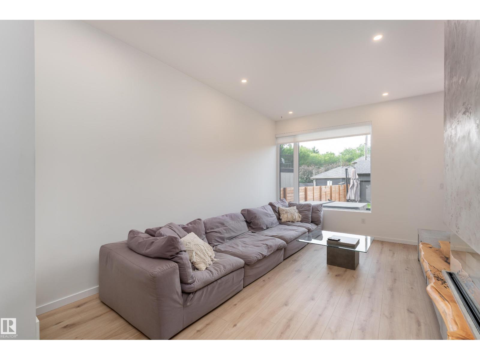 10138 90 ST NW - 15