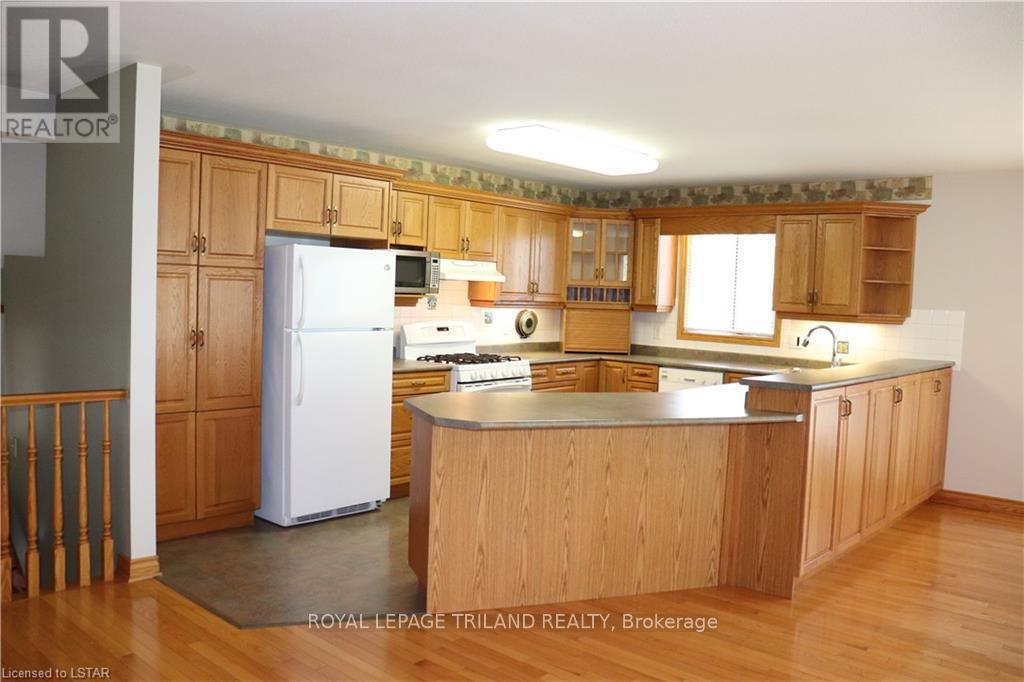 2550 EMERSON STREET, Strathroy-Caradoc (Mount Brydges) — photo 3