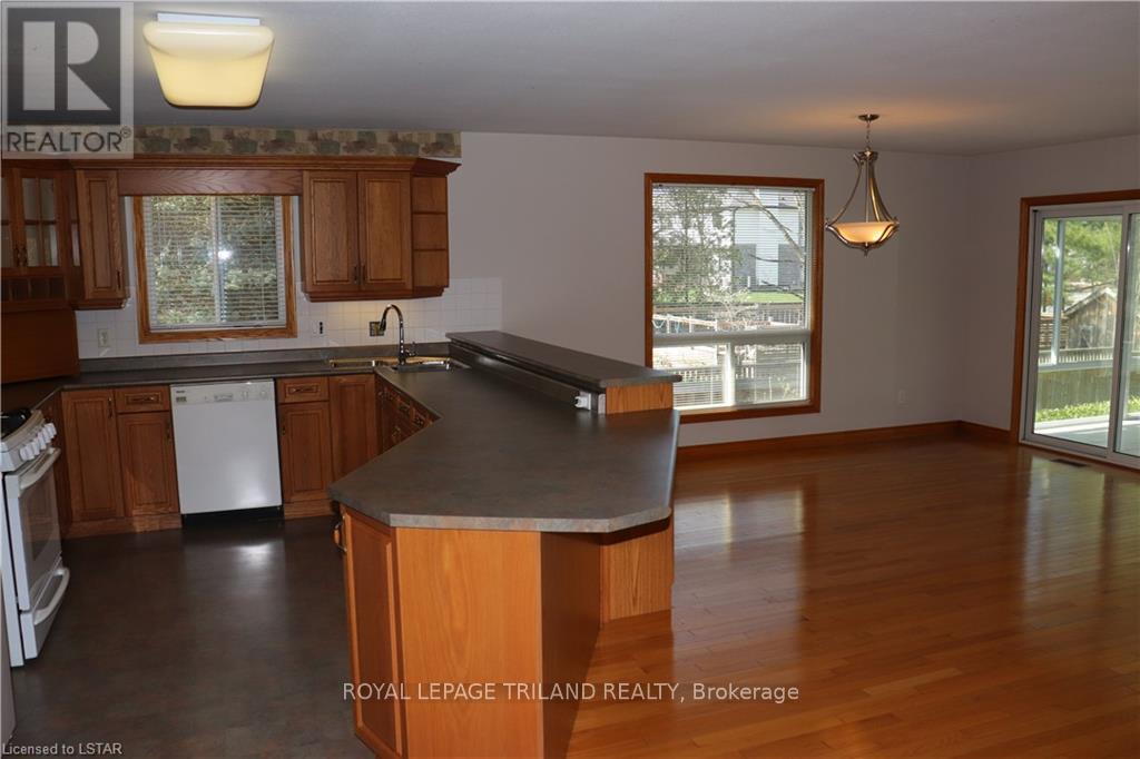 2550 EMERSON STREET, Strathroy-Caradoc (Mount Brydges) — photo 4