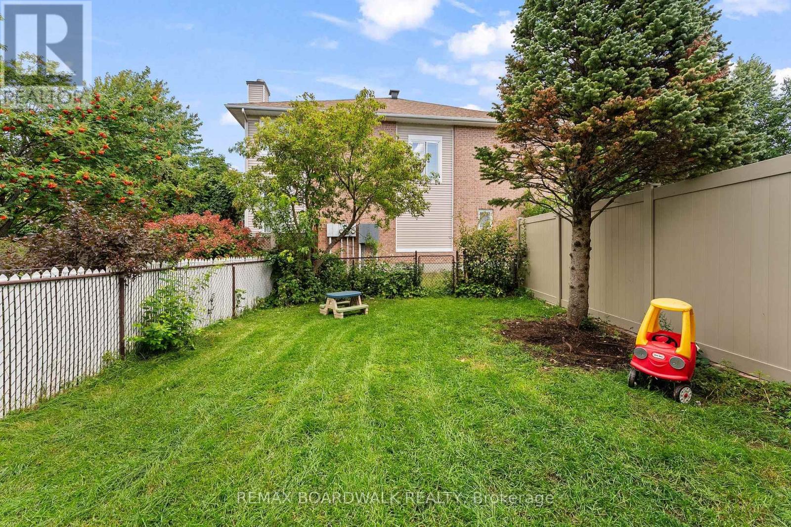 12 WILLWOOD CRESCENT - 32