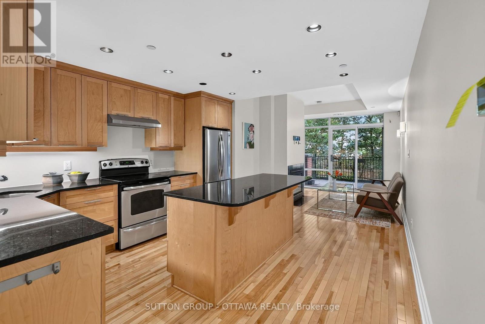 #103 950 MARGUERITE AVENUE - 5