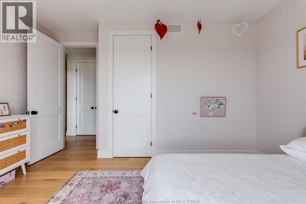 3 SUNNINGDALE DRIVE - 22