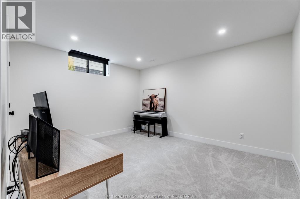 3 SUNNINGDALE DRIVE - 32