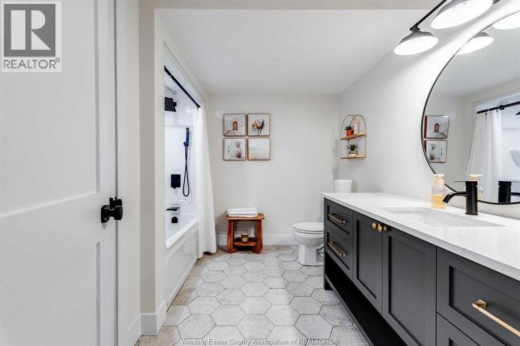 3 SUNNINGDALE DRIVE - 34