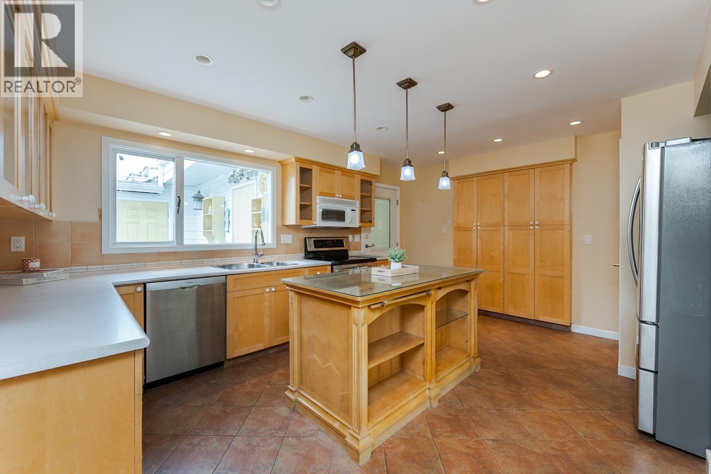 1689 BIRCH STREET - 11