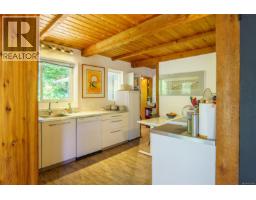 Ensuite - 1334 Chesterman Beach Rd, Tofino, BC V0R2Z0 Photo 9