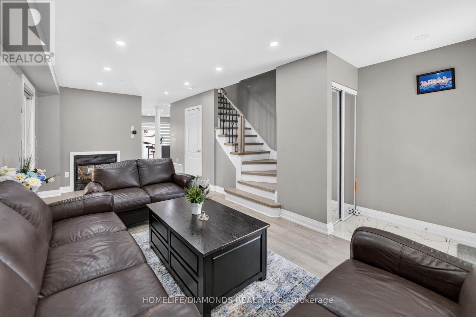 24 JEWEL CRESCENT - 12