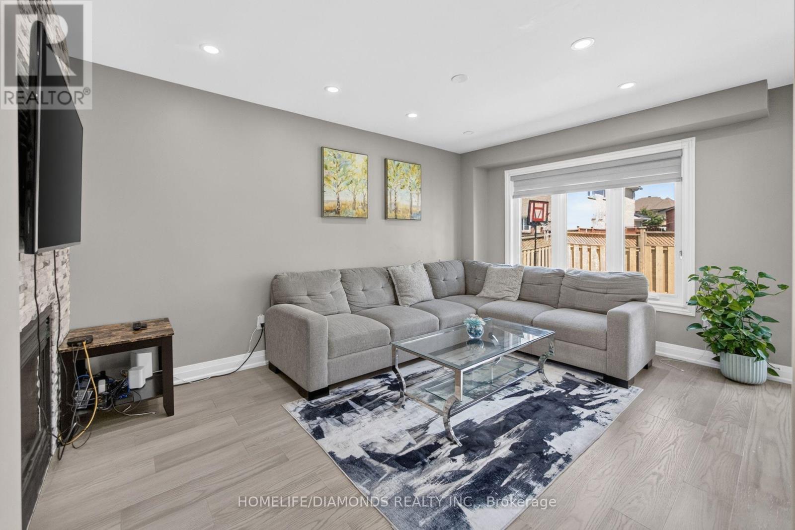 24 JEWEL CRESCENT - 13