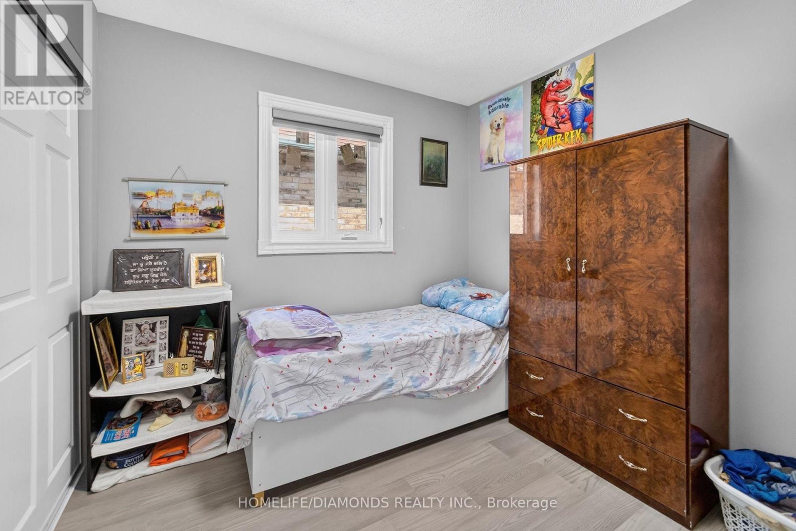 24 JEWEL CRESCENT - 32
